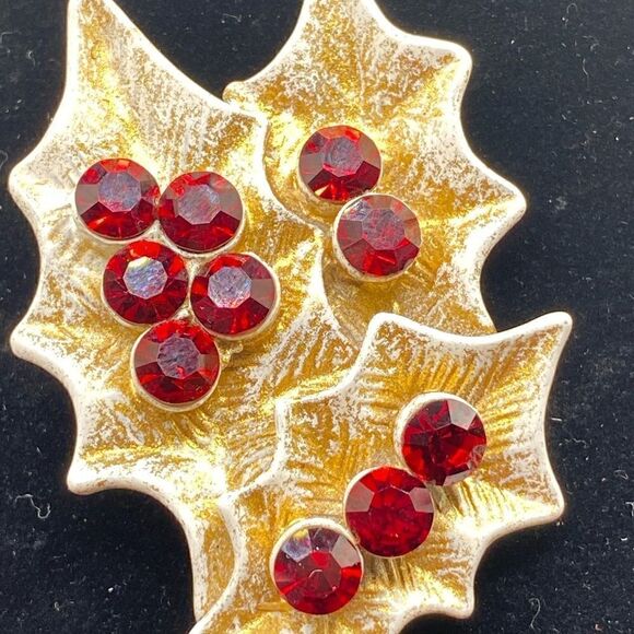 White and gold metal poinsettia pin with dark red rhinestones all intact marked - Picture 14 of 16